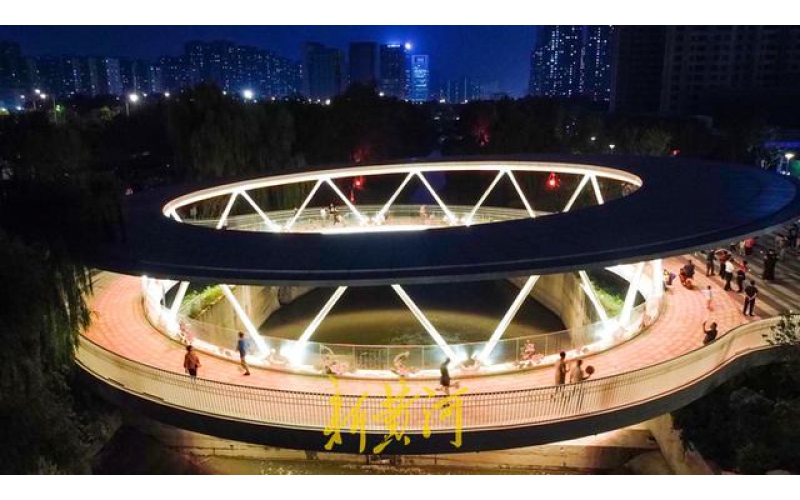 山東濟(jì)南云影橋夜晚變幻五彩水簾，成為臘山河夜景的璀璨亮點(diǎn)